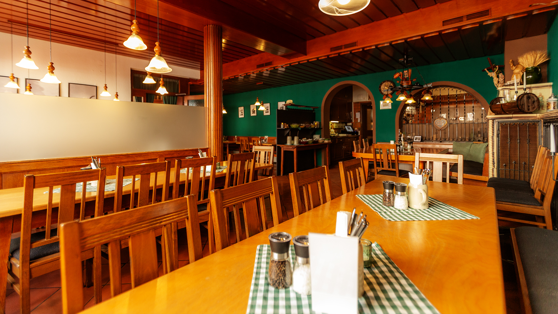 Nähe, Schiffsanlegestelle, flussaufwärts, Passau, Genießen, gutbürgerlich, Tasse, Kaffee, Stück, selbstgebacken, Kuchen, wunderbar, Donaupanorama, wirken, Vilshofen, Vilshofen an der Donau, Gastronomie, Gasthaus, Gaststätte, Gasthof, Wirtshaus, Lokal, Essen, Trinken, Eis, Restaurant, Küche, Biergarten, Pension, Zimmer, Fremdenzimmer, Gästezimmer, Übernachten, Schlafen, Unterkunft, Radfahrer, Donauradweg, Bike, eBike, E-Bike, Familie, Begrüßung, Herzlich, Traditionsgasthof, Stadtplatz, servieren, Brauerei, Bräustüberl, traditionell, Bayerische Küche, Gäste, frühstücken, Frühstück, Festsaal, Hochzeiten, Geburtstage, Versammlungen, passenden, Rahmen, gemütlich, Biergartenterrasse, Terrasse, besten, Blick, bunte, Treiben, typisch, bayerische, Schmankerl, freundlich, Lächeln, natürlich, frisch, gezapft, Wolferstetter, Zimmer, Urig, renoviert, Gastzimmer, kombinieren, rustikal, Ambiente, modern, Komfort, schlafen, einfach, gut, Morgen, Akku, laden, Frühstücksbuffet, kosten, Fahrrad, Fahradgarage, Bikegarage, Radlkeller, Fahrradstellplatz