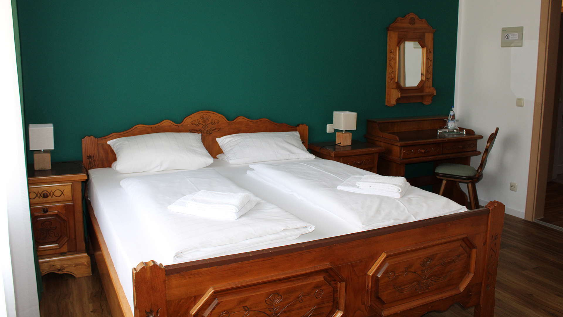 Backkurs, Patissier, Fan-Shop, Lieferservice, Schmankerl-Express, Übernachtung im Privatboot auf der Donau, buchen, Facebook, Social Media, Nacht, Durchreise, Radlkeller, perfekt, ausgestattet, Personal, hilft, tatkräftig, Räder, einparken, Sehr, sauber, Unterkunft, bayrisches Bier, immer, gut, April, Toplage, sehr, regional, komfortabel, rundum, wohlgefühlen, Viel, Dank, schön, Aufenthalt, Wirtsfamilie, fair, Preis, Familie, Kinder, persönlich, kümmern, willkommen, Terrassencafé, Verkehrslandeplatz Vilshofen an der Donau, unmittelbar, Nähe, Schiffsanlegestelle, flussaufwärts, Passau, Genießen, gutbürgerlich, Tasse, Kaffee, Stück, selbstgebacken, Kuchen, wunderbar, Donaupanorama, wirken, Vilshofen, Hotel, Pension, Unterkunft, EInzelzimmer, Doppelzimmer, Übernachtung, Bayerisch, Natur, hautnah, erleben, Kultur, Niederbayern, Donau, Radweg, Passau, Bayerischer Wald, nationalpark, ideal, Abenteuerlustige, Erholungssuchende, Genießen, Auszeit, Wellnesshotel, Donau, direkt, malerisch, Uferpromenade, traumhaft, Radtouren, Passauer Land