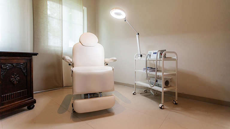 beihilfeberechtigt, Person, Rezept, Behandlungstermin, umfassen, Erstbehandlung, verordnet, Bedarf, Verordnung, Wochen, Behandlungskosten, Privatbehandlung, Behandlungsmethode, Pediküre, pes, pedis, kürzen, Hornschwiele, Callositas, Podologie, Maßnahme, Entfernen, Clavus, Hilfe, Pilznagel, Onychomykose, Herstellung, Zehenfehlstellung, Orthonyxiespange, eingerollt, Ungius convolutus, Ungius incarnatus, Fußanalyse, Sensibilitätsprüfung, Stimmgabel, TipTherm, Monofilament, persönlich, Patient, Hautpflege, richtig, Creme, passend, Schuhwerk, Fußpflegemittel, unterstützend, Reinigung, Desodorierung, Gegenstück, Hand, Maniküre, Nagellack, auftragen, notwendig, umfassend, Neutral, Fußbad, Minute, warm, Wasser, Feile, feilen, abgestorben, Nagelhaut, Eincremen, Massieren, Produkt, Beseitigung, Hühneraugenmittel, Fußpilzmittel, Nagelfalztinktur, Fußbalsam, desinfizieren, beduften, Massage, Erfrischung, Durchblutungsförderung, Hornhauterweichung, Rubbelcreme, ermöglichen, sanft, Deodorant, Antitranspirant, Spray, Bad, dienen, Kontrolle